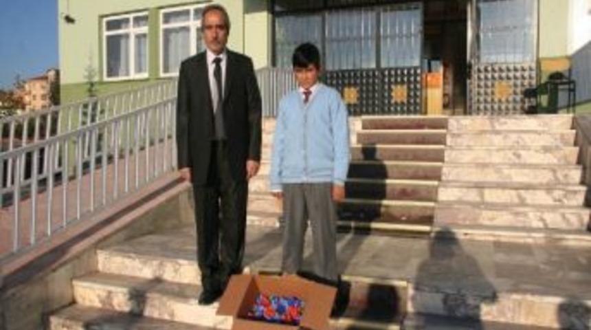 Minik &Ouml;ğrenciden &Ouml;rnek Davranış