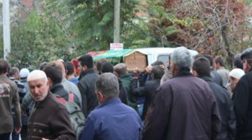 Eşi Tarafından &Ouml;ld&uuml;r&uuml;len 17 Yaşındaki Kadın Toprağa Verildi