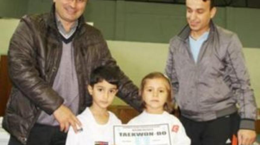 Gen&ccedil; teakwondocular kuşak aldı