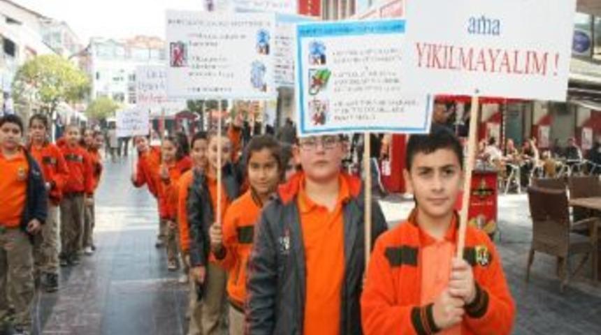 &Ouml;ğrencilerden B&uuml;y&uuml;klere Deprem Dersi