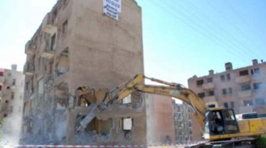 &Ccedil;evre Bakanlığı, Riskli Binaların Tapusuna 'şerh' D&uuml;ş&uuml;yor