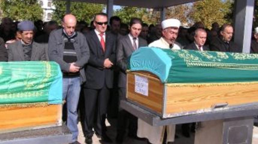 Gazeteci Mikail Pelit'in Babası Toprağa Verildi