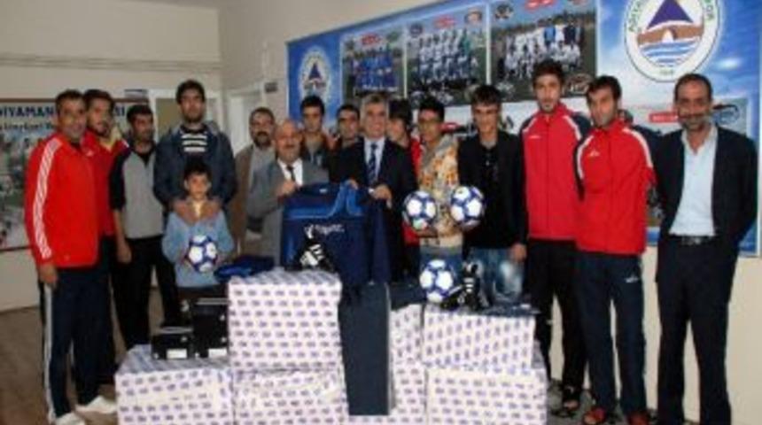 Belediyeden G&ouml;rmeyenler Spor Derneğine Malzeme Yardımı