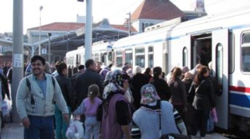 &Ouml;demiş'te Tren İ&ccedil;in Yolcu &Ccedil;ok, Koltuk Yok