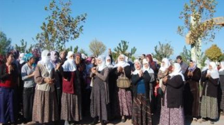 Bdp'lilerden Cezaevi &Ouml;n&uuml;nde D&uuml;d&uuml;kl&uuml; Eylem