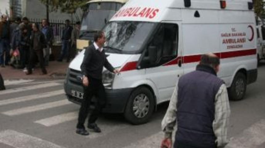 Hastaya Giden Ambulans Vatandaşa &Ccedil;arptı