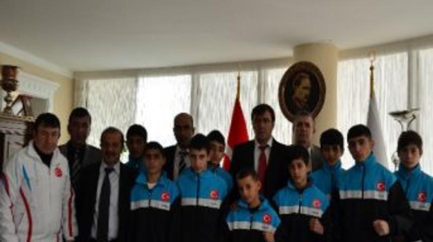 Gen&ccedil;liksporlu Boks&ouml;rlerden G&uuml;rgistan&rsquo;a &Ccedil;ıkarma