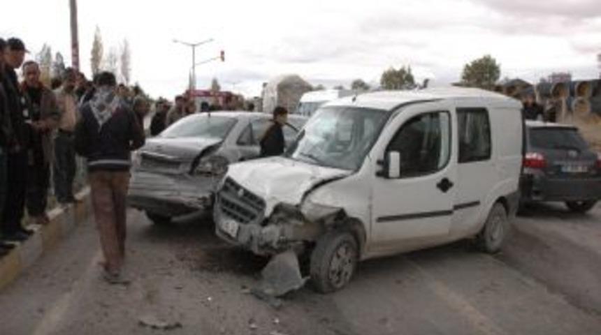 Van&rsquo;da Zincirleme Trafik Kazası, 3 Yaralı