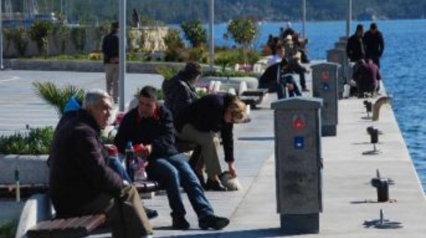 Marmaris&rsquo;te Vatandaşlar G&uuml;neşli Havanın Tadını &Ccedil;ıkarttı