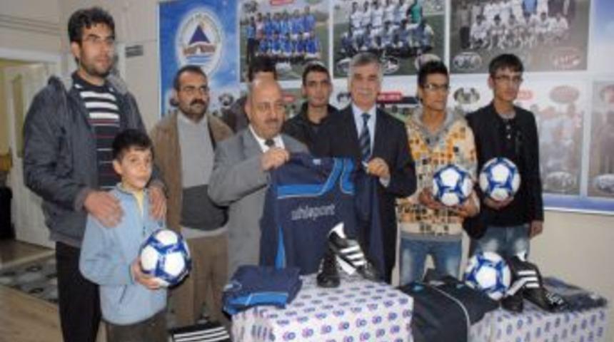 Adıyaman'da Belediye G&ouml;rmeyenler Spor Derneği'ne Malzeme Yardımı Yaptı