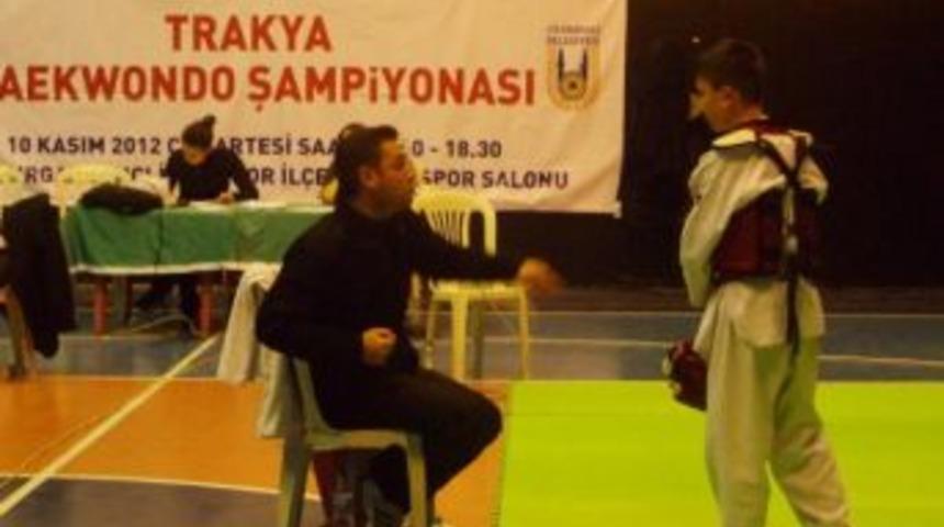 Uzunk&ouml;pr&uuml;l&uuml; Taekwondocular L&uuml;leburgaz Kurtuluş Kupası M&uuml;sabakalarından İki Altın Bir G&uuml;m&uuml;ş Madalya İle D&ouml;nd&uuml;ler.