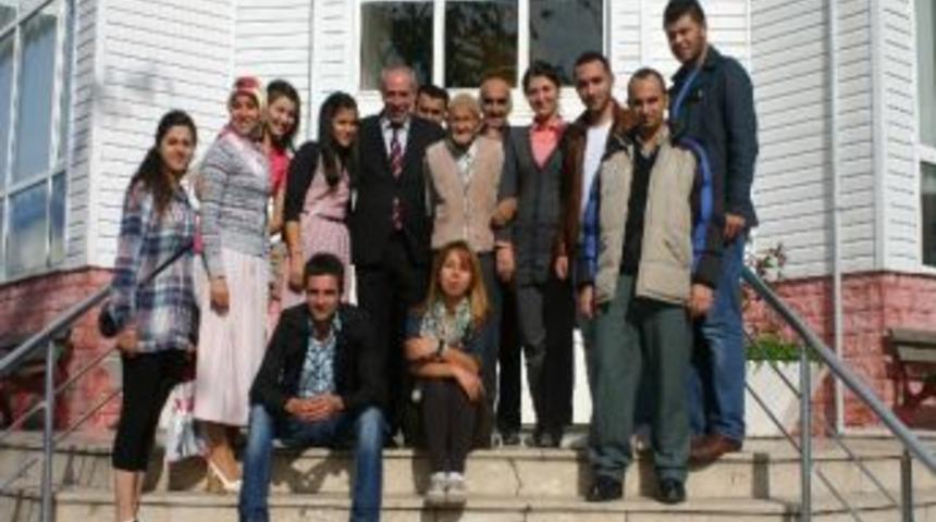 &Uuml;niversite &Ouml;ğrencilerinden Huzurevine Ziyaret