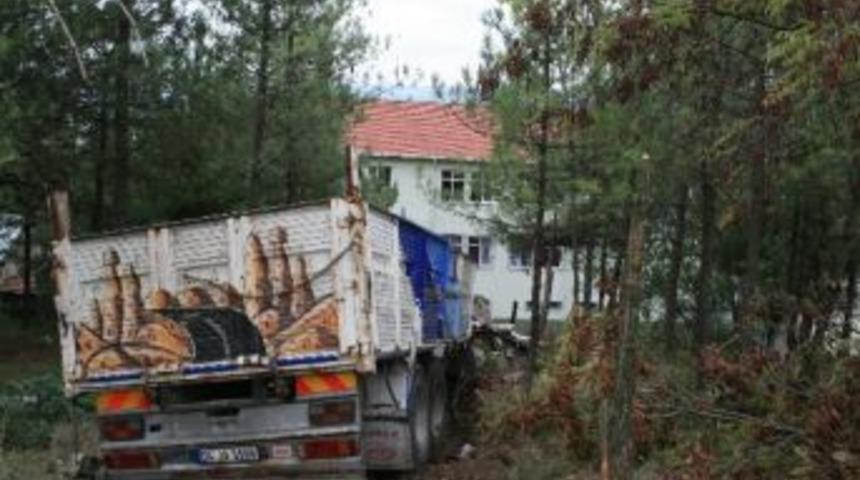 Freni Patlayan Kamyon Okul Bah&ccedil;esine U&ccedil;tu