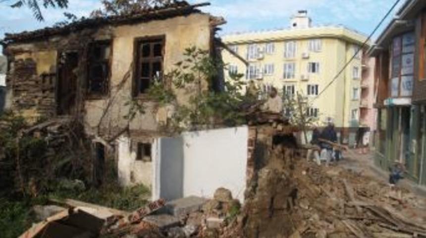 Metruk Bina &Ouml;zel İzinle Yıkıldı