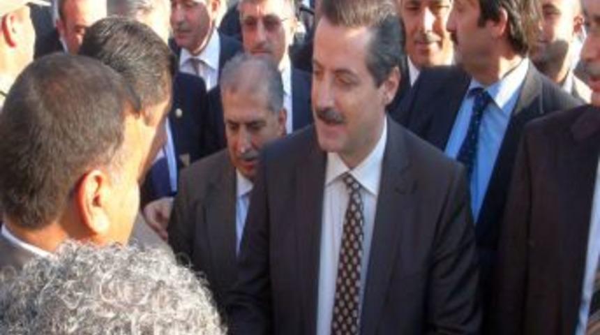 Bakan &Ccedil;elik, Bakanlar Kurulu'na Şarapnel Par&ccedil;ası Ile Gidiyor