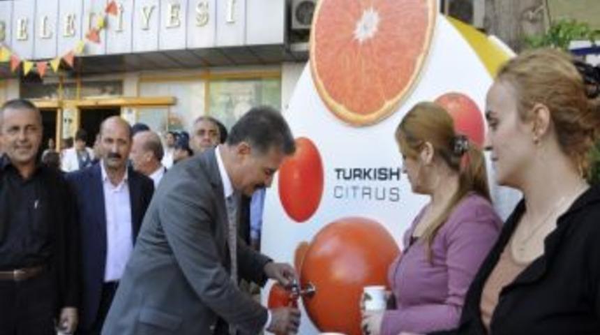 Başkan Tuna, Vatandaşlara Narenciye Suyu Dağıttı