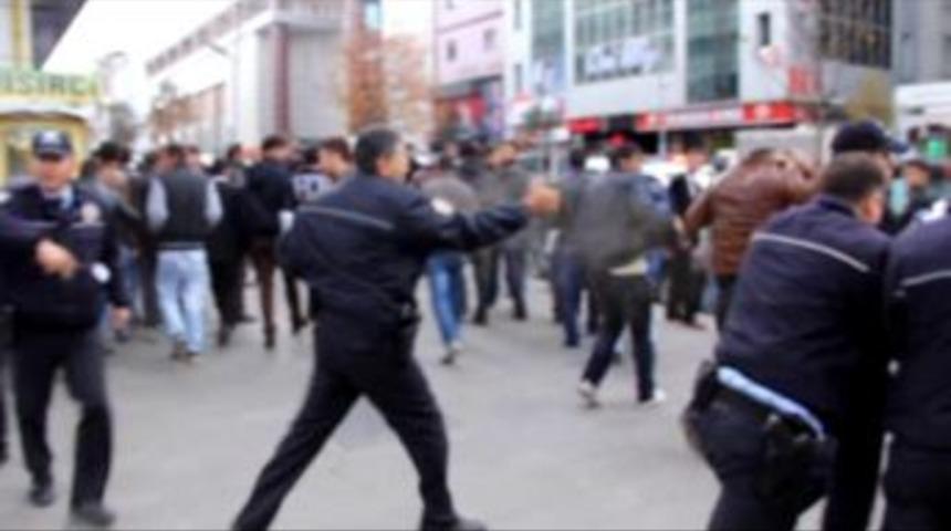 Polis Memuru Hızını Alamayınca Kendi G&ouml;z&uuml;ne De Gaz Sıktı