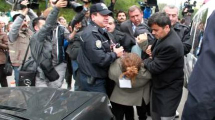 U&Uuml;'de Protesto Edilen G&uuml;nay: &Uuml;niversitelerde Nasıl Protesto Yapılır Iyi Bilirim