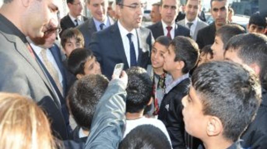 Diyarbakır Valisi &Ccedil;ocukları Uyardı