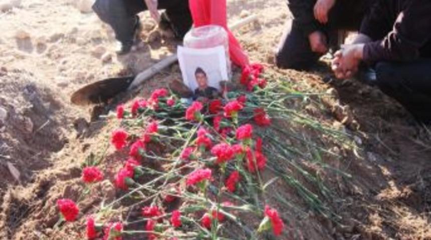 Burdur'da K&ouml;y Evinde Katledilen 3 Vatandaş Toprağa Verildi