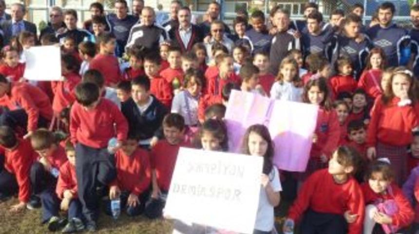 &Ouml;ğrencilerden Demirspor'a destek