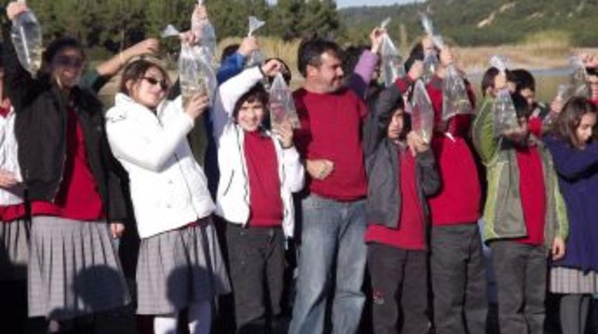 OBAF Ve &Uuml;ftade İlk&ouml;ğretim &Ouml;ğrencileri G&ouml;lete 10 Bin Balık Yavrusu Saldı