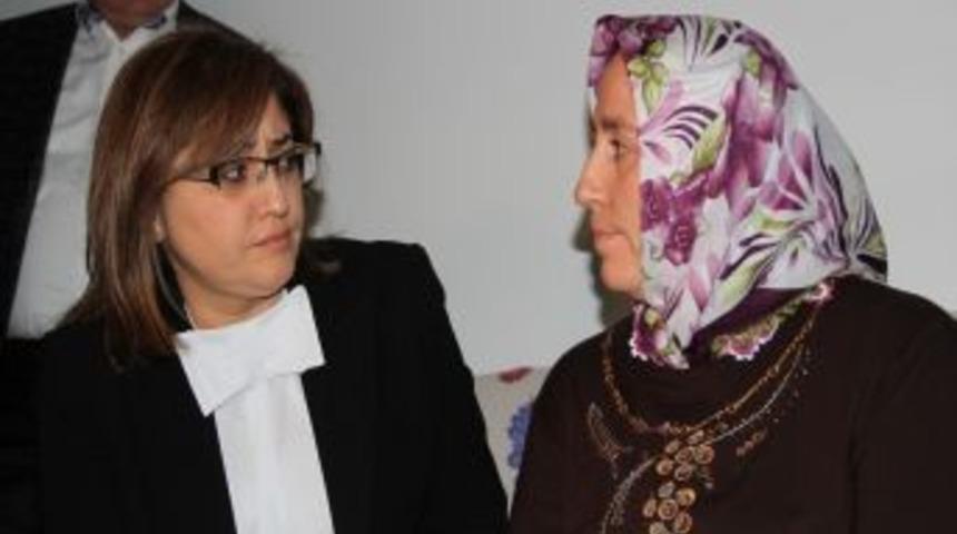 Bakan Şahin, &Ccedil;&ouml;p Arabası Altında Can Veren Engelli Gencin Ailesini Ziyaret Etti