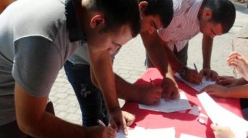 Kars&rsquo;ta Dolmuş Zammına Tepki G&ouml;steren &Ouml;ğrenciler, Imza Kampanyası Başlattı