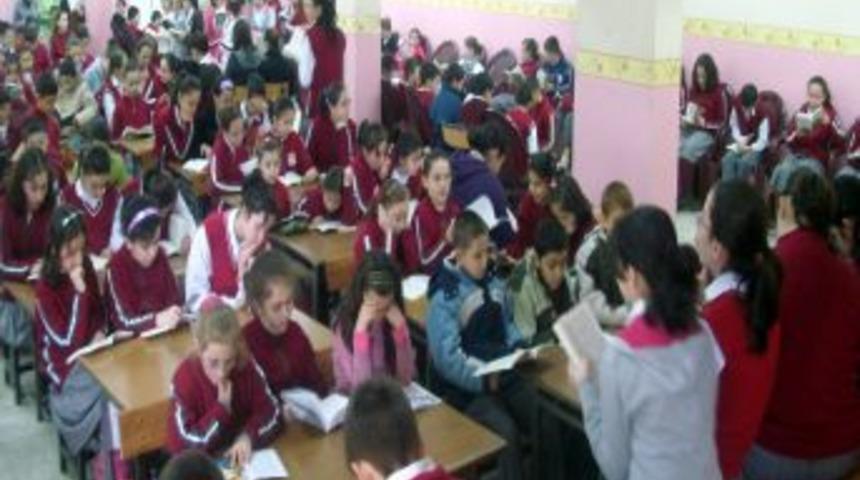Bu Okulda &Ouml;ğrenciler Yıllardır Tenef&uuml;ste Kitap Okuyor