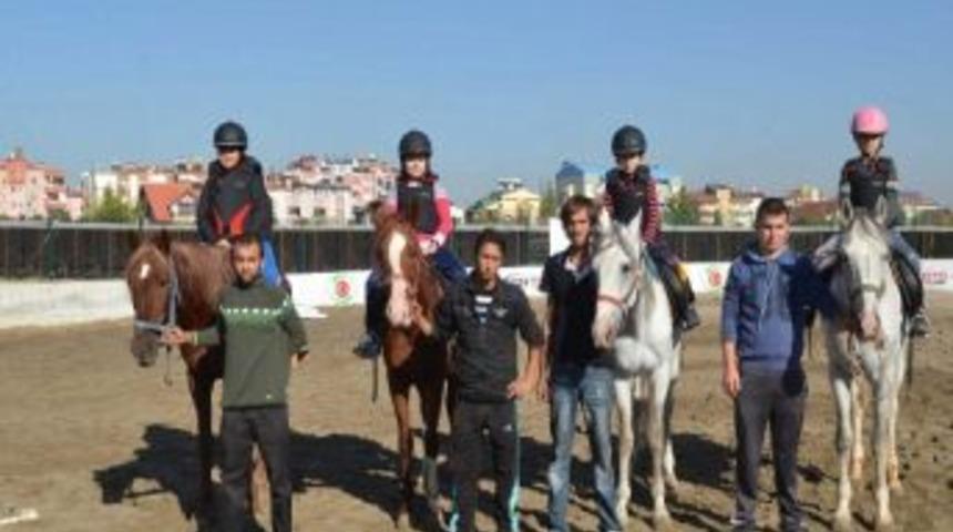 Denizli&rsquo;de &Ccedil;ocuklara At Biniciliği &Ouml;ğretiliyor