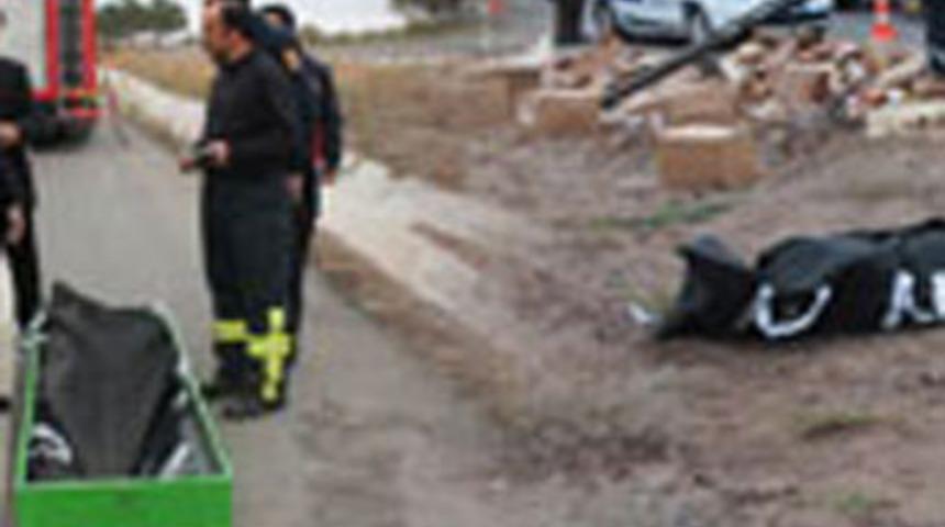 Baba-oğul kazada &ouml;ld&uuml;