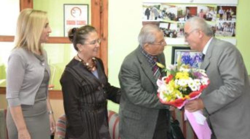 Eğitim Derneği G&ouml;n&uuml;ll&uuml;leri huzurevi ziyareti