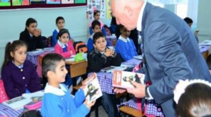 Başkan Karakayalı, &Ccedil;ocuklara Kitap Hediye Etti