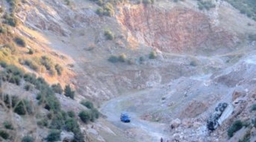 Mıcır Y&uuml;kl&uuml; Kamyon U&ccedil;uruma Yuvarlandı:1 &Ouml;l&uuml;