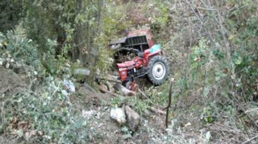 Trakt&ouml;r Şarampole Yuvarlandı: 1 Yaralı