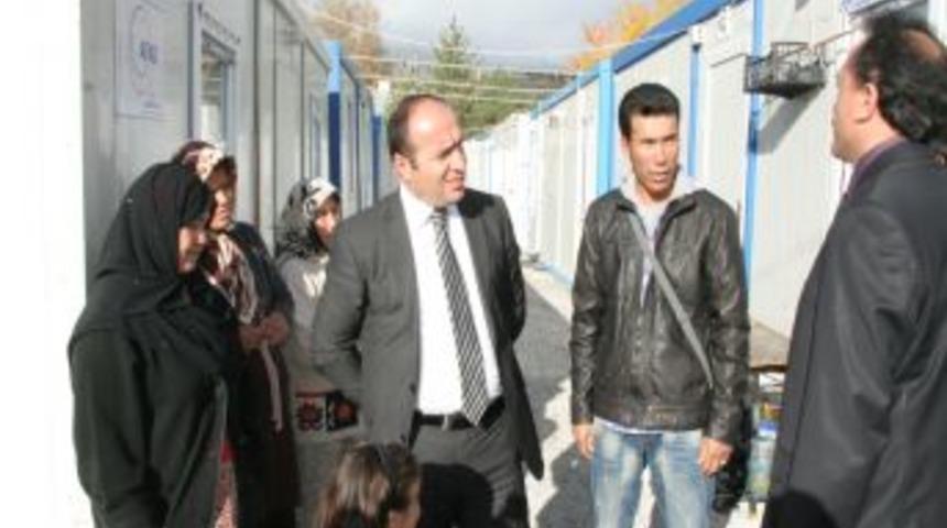 Afganlı Sığınmacılar Konteynırlarda Yaşamlarını S&uuml;rd&uuml;r&uuml;yor