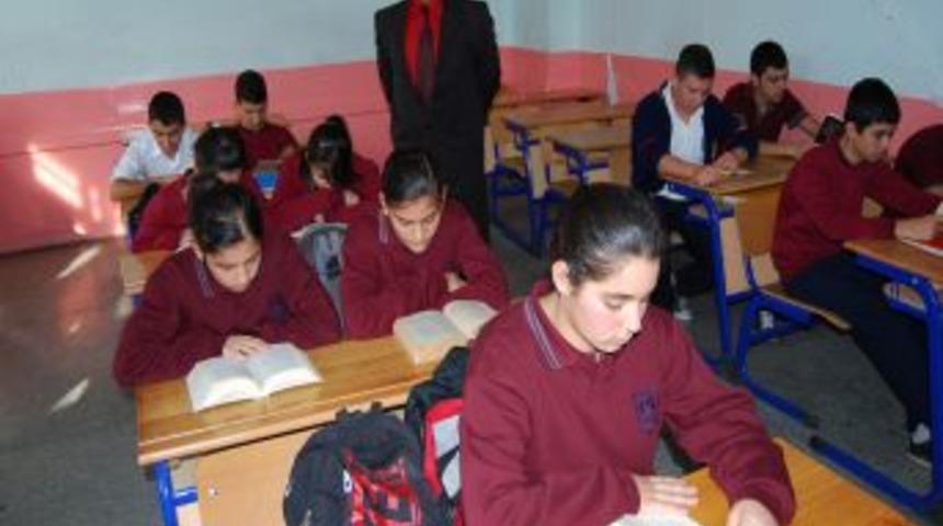 Lise &Ouml;ğrencileri Her G&uuml;n Bir Derste Kitap Okuyor