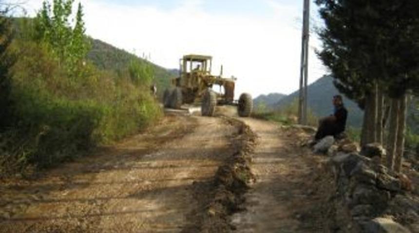 &Ouml;zel İdare Ekipleri Bozyazı K&ouml;ylerinde Yol Yapıyor