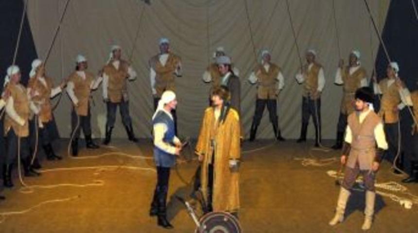 Kazak Sanat&ccedil;ılar T&uuml;rk&ccedil;e Oyun Sergiledi