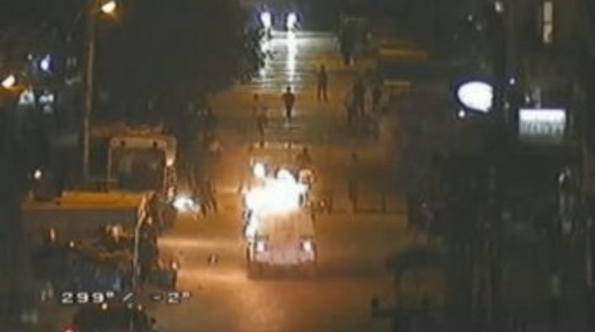 Ter&ouml;r &Ouml;rg&uuml;t&uuml; Yandaşlarının Polis Akrebini Yakması Mobese Kamerasına Yansıdı