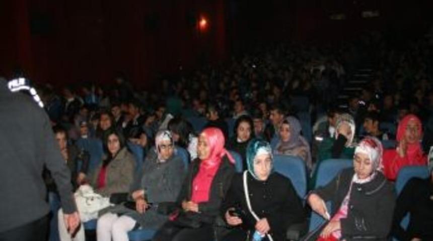 Kars Emniyet M&uuml;d&uuml;rl&uuml;ğ&uuml; Kağızmanlı 300 &Ouml;ğrenciye &Ccedil;anakkale 1915 Filmini İzletti