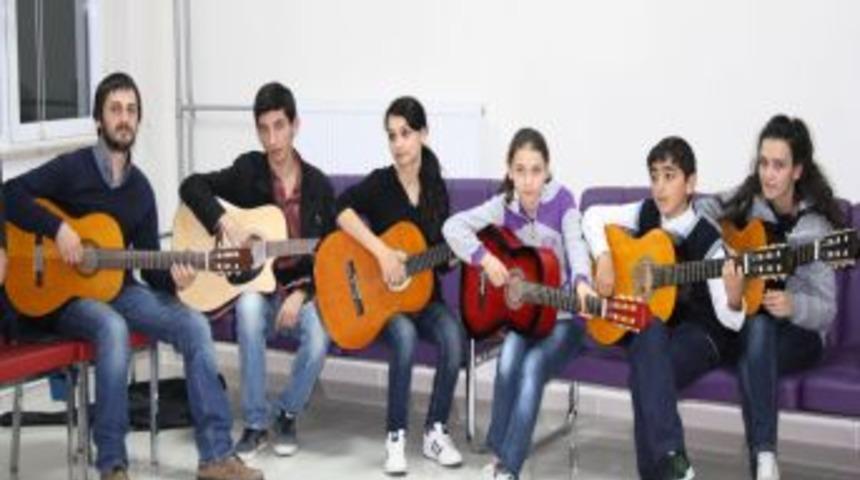 Vakfıkebir Gen&ccedil;lik Merkezi&rsquo;nde A&ccedil;ılan Kurslara Gen&ccedil;ler Yoğun Ilgi G&ouml;steriyor