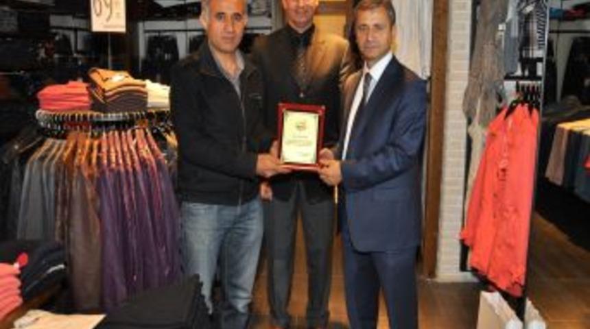 Hayırseverlere Hayır Evi&rsquo;nden Plaket