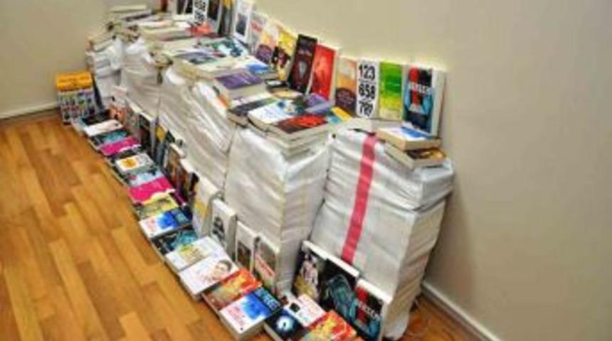 İzzet Baysal &Uuml;niversitesi &Ouml;n&uuml;nde Korsan Kitap Operasyonu