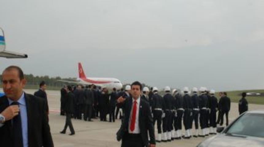 Başbakan Erdoğan, Cengiz Topel Havalimanı'na Indi