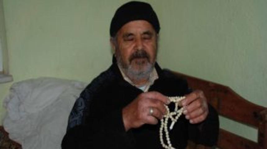 Marmaris'te G&ouml;zleri G&ouml;rmeyen Yaşlı Adam Tesbih Yaparak Hayata Tutunuyor