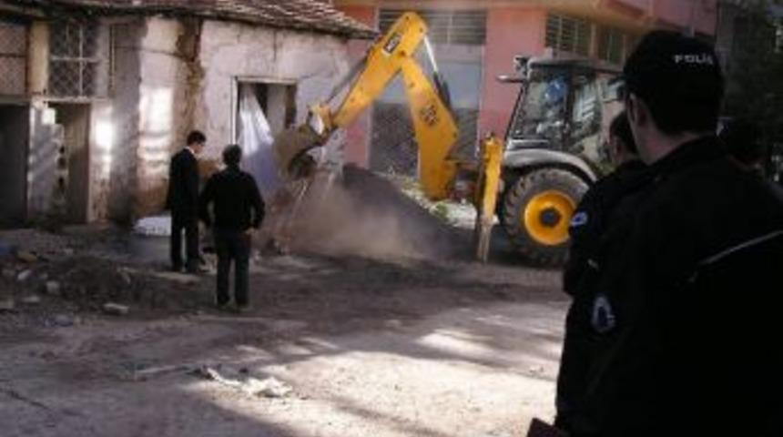 Metruk Eve Polis Nezaretinde Yıkım