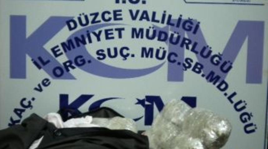 Elbise Poşetinden Uyuşturucu &Ccedil;ıktı