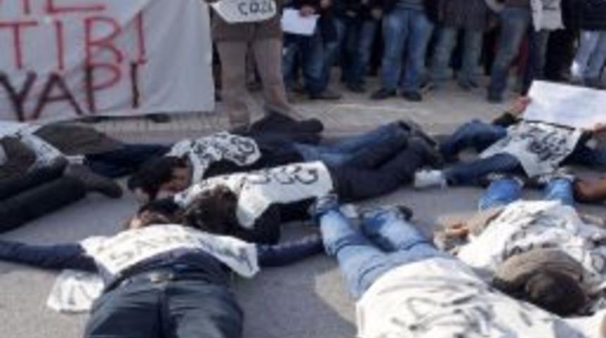 ODT&Uuml; &Ouml;n&uuml;nde A&ccedil;lık Grevi Protestosu