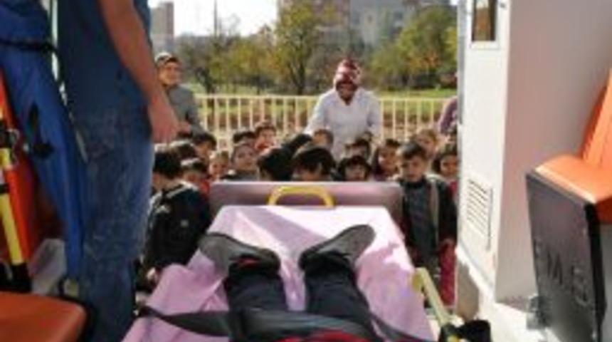 Minik &Ouml;ğrencilere 112 Ambulansları Tanıtıldı
